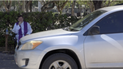 Ante la crisis sanitaria del coronavirus, este sacerdote de Miami pensó en ofrecer las confesiones "drive-thru": los feligreses se acercan con su auto a la iglesia y sin bajarse pueden confesarse.