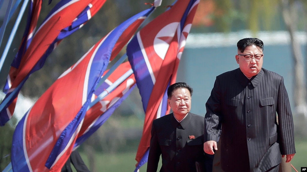 Lãnh tụ Bắc Triều Tiên Kim Jong Un (phải) đến dự lễ khánh thành khu dân cư Ryomyong hôm thứ Năm, 13 tháng 4, 2017 tại Bình Nhưỡng, Bắc Triều Tiên.