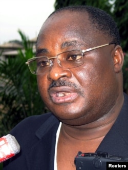 Le ministre de la communication du Togo, Pitang Tchallan, à Lomé, le 22 avril 2005.