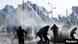 رملہ میں اسرائیلی فورسز مظاہرین کے خلاف آنسو گیس استعمال کر رہی ہیں۔ 7 دسبمر 2017