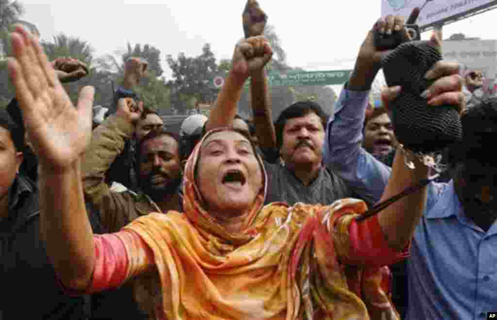 방글라데시 수도 다카에서 선거감시제도의 부활을 요구하며 시위를 벌이는 시민들