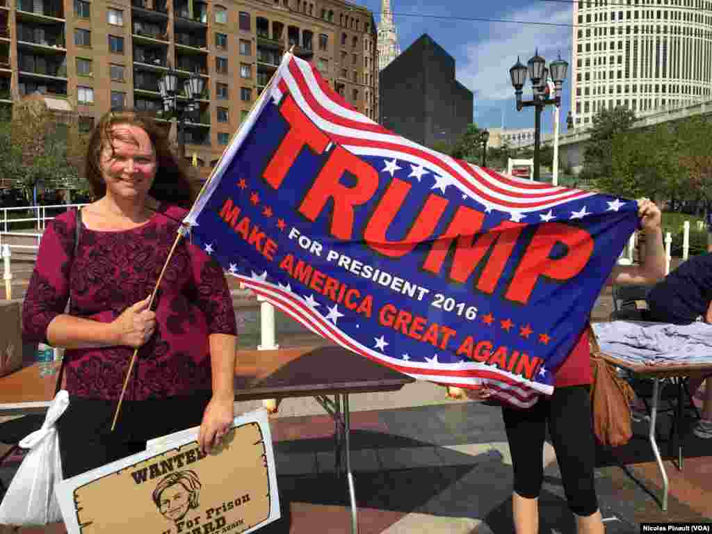 Une femme porte un drapeau en soutien de Donald Trump lors de la convention républicaine, Cleveland, le 18 juillet 2016 (VOA/Nicolas Pinault) &nbsp;