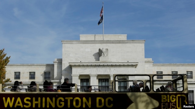 Un autobús de turistas pasa frente al edificio de la Reserva Federal en Washington, D.C.