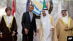 À partir de la gauche : le Premier ministre d'Oman Fahd bin Mahmoud al-Said, le Président Barack Obama, le roi d'Arabie Saoudite Salman, et le roi du Bahreïn Hamad bin Isa al Khalifa, Ryad, 21 avril 2016.
