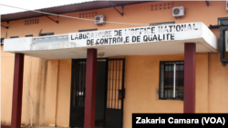 Le laboratoire de l’office national de contrôle de qualité à Conakry, Guinée, 6 juin 2017. (VOA/ Zakaria Camara)