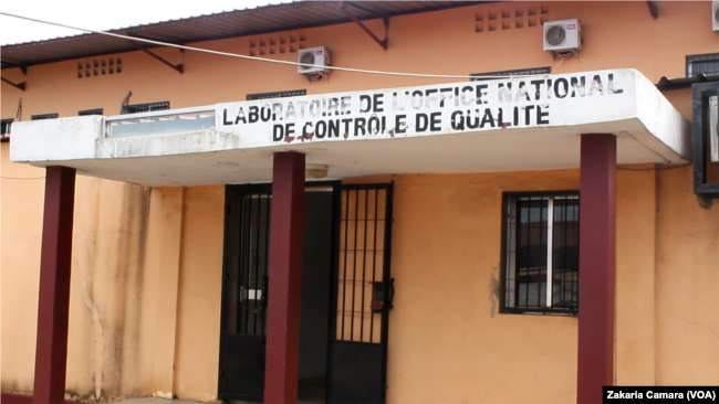 Le laboratoire de l’office national de contrôle de qualité à Conakry, Guinée, 6 juin 2017. (VOA/ Zakaria Camara)