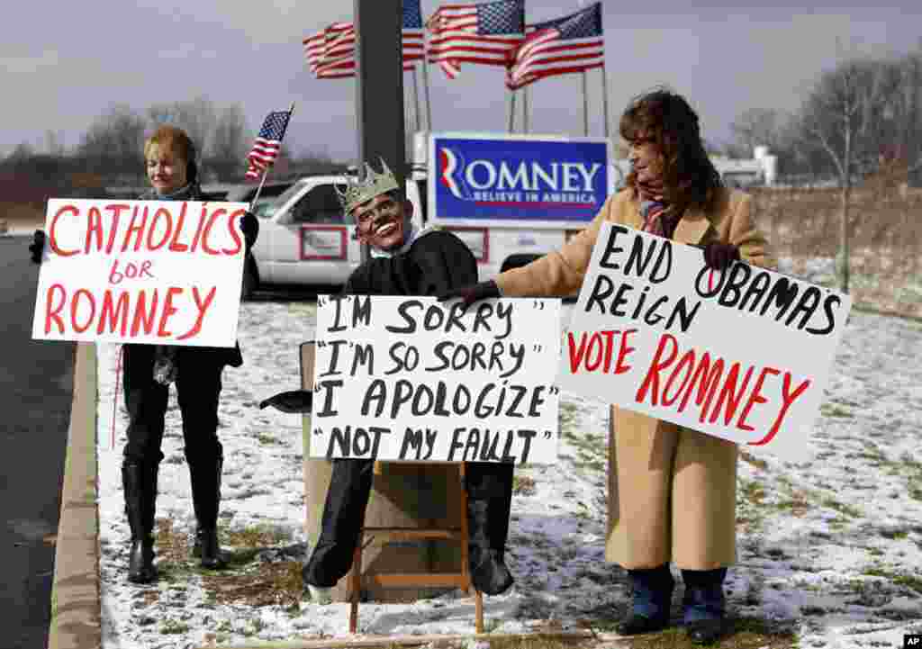 Ủng hộ viên của ông Mitt Romney cầm các tấm bích chương bên ngoài buổi nói chuyện của ông tại Youngstown, Ohio, ngày 5 tháng 3, 2012. (AP)