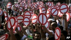 바레인에서 22일 일부 시민들이 야당을 배제한 채 진행되는 총선거에 반대하며 기습 시위를 벌이고 있다.