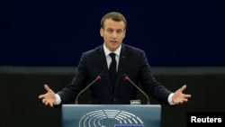 Presidenti francez Emmanuel Macron mban një fjalim në një debat për të ardhmen e Evropës në Parlamentin Evropian në Strasburg