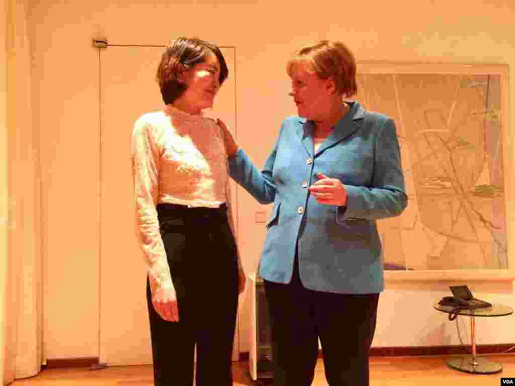 2018年5月下旬，德国总理默克尔在北京会见人权律师王全璋的妻子李文足等709维权人士（李文足脸书图片）。李文足在会见默克尔时表示，希望德国政府关注王全璋案，向中方打听王全璋是否还活着。李文足说：&ldquo;我们很荣幸见到了德国总理默克尔，然后我就向她如何地介绍了王全璋的状况，就是王全璋从2015年7月15号被抓到现在已经一千多天了，一直不让律师会见，我们不知道他丝毫的消息，不知道他的生死，恳请德国政府能够关注王全璋，向中国政府去了解下或者去询问下王全璋究竟现在是什么样的状况，然后要求中国政府允许我聘用的律师能够会见他。&rdquo;