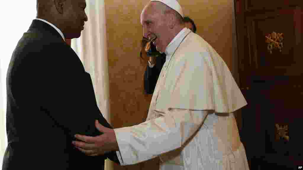 Le pape François et le président de la République Centrafricaine Faustin Archange Touadéra,lors de leur rencontre au Vatican, le 18 avril 2016.