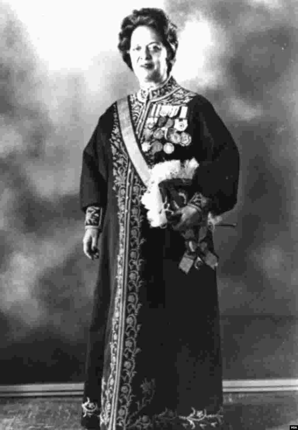 فرخ رو پارسا، ۱۳۵۹-۱۳۰۱ معلم، پزشک، نخستين زن مدير کل، نخستين زن وکيل مجلس شورای ملی، و نخستين وزير زن در دوران حکومت محمد رضا شاه پهلوی. در دفاعيه اش خطاب به دادگاه انقلاب اسلامی خواند: «دادگاه بين زنان و مردان تفاوت زيادي ‏ميگذارد و اميدوارم آتيه براي زنان بهتر از اين باشد».