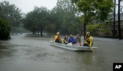 연방 재난관리청(FEMA) 구조대가 28일 허리케인 '하비' 영향으로 침수된 휴스턴 서부지역 주민들을 대피시키고 있다.