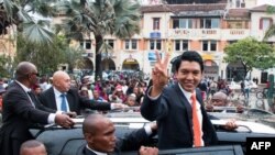 Le président nouvellement élu de Madagascar, Andry Rajoelina, fait signe à sa voiture à Analakely, à Madagascar, le 8 janvier 2019.