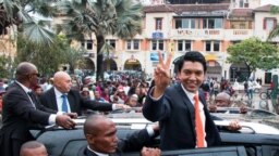 Le président nouvellement élu de Madagascar, Andry Rajoelina, fait signe à sa voiture à Analakely, à Madagascar, le 8 janvier 2019. (Photo: Mamyrael / AFP)