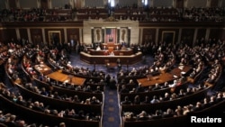 Para anggota Kongres Amerika saat mendengarkan sambutan dari Ketua DPR John Boehner dalam Kongres ke-113 di Capitol Hill, Washington DC, 3 Januari 2013. (REUTERS/Kevin Lamarque). Para Anggot Kongres bersiap untuk kembali memperdebatkan anggaran negara pekan ini.