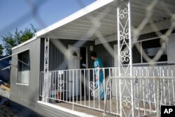 Bác sĩ Tiền Võ đến thăm khám ở nhà một bệnh nhân.