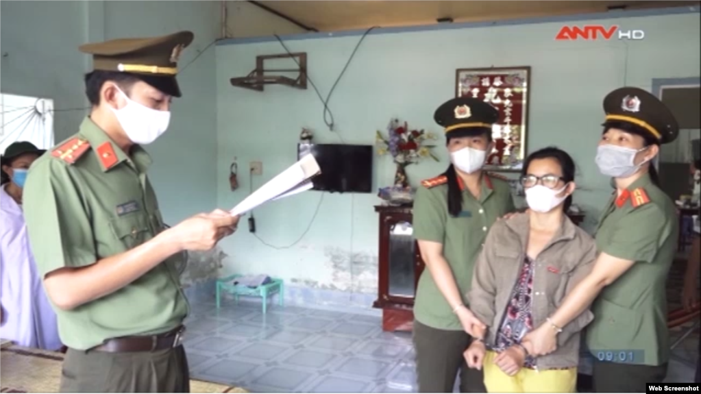 Polisi menahan aktivis lingkungan Vietnam, Dinh Thi Thu Thuy, 18 April 2020. (Foto: ANTV)