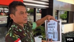 Kabid Humas Polda Sulawesi Tengah AKBP Hari Suprapto memperlihatkan foto dari bom rakitan yang telah dijinakkan oleh Jibom Gegana Brimob Polda (Foto: VOA/Yoanes)