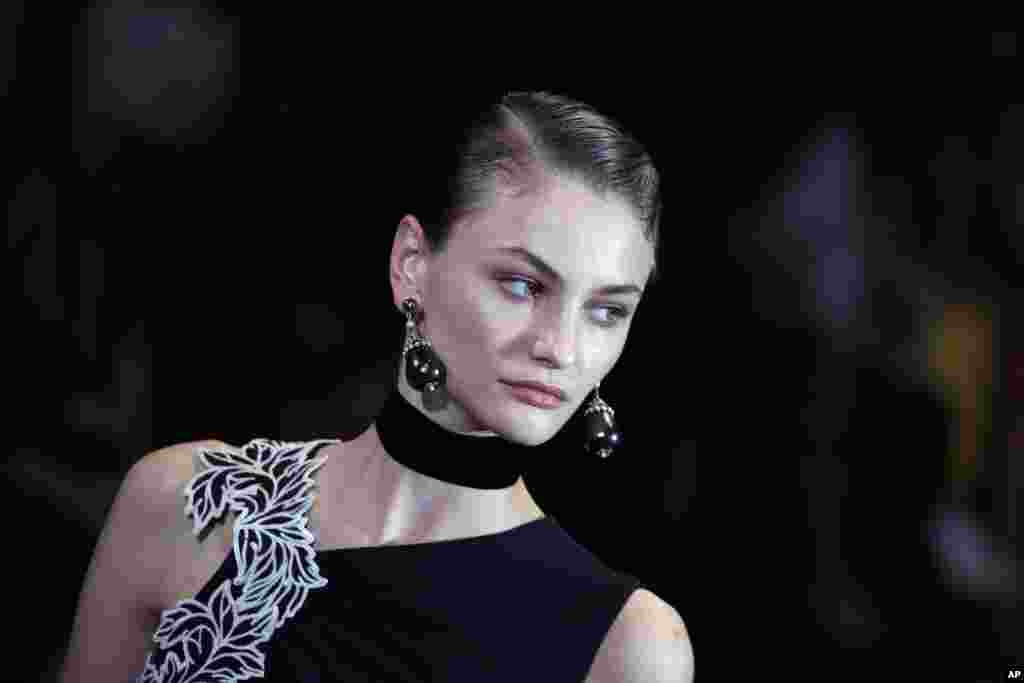 یک مدل در لباسی از برند اندرو جی ان.&nbsp;هفته مد پاریس که به نمایش لباس های طراحی شده برای بهار و تابستان ۲۰۲۰ اختصاص دارد.