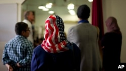 Người Hồi giáo tại Trung tâm Cộng đồng Hồi giáo Redlands ở Loma Linda, California.