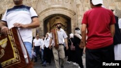 مسجد اقصیٰ میں نماز کی ادائیگی کے بعد بیشتر مسلمان لائنز گیٹ پر جمع ہوجاتے ہیں۔ بہت سے یہودی عبادت گزار مغربی دیوار تک جانے کے لیے یہ راستہ اختیار نہیں کرتے۔