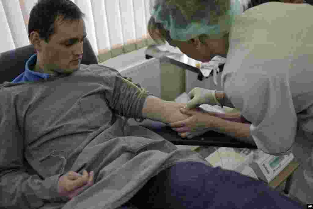 在莫斯科医院一位捐血的民众赠血给袭击受伤人士