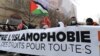 Para pengunjuk rasa membentangkan spanduk dan bendera Palestina dalam unjuk rasa menentang RUU "antiseparatisme" dan Islamofobia di Paris, Perancis, 21 Maret 2021. (Foto: Alain Jocard/AFP)