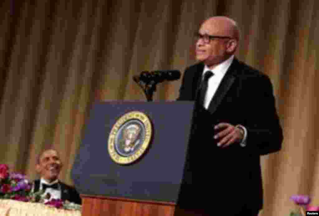 U.S. President Barack Obama, left, listens to comedian Larry Wilmore at the White House Correspondents' Association annual dinner in Washington, April 30, 2016.