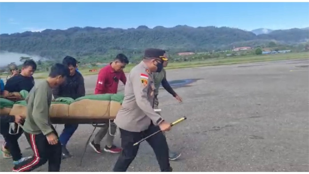 Proses evakuasi jenazah Bharatu Anumerta Muhammad Kurniadi Sutio, dari Kabupaten Pegunungan Bintang ke Jayapura, Papua, Minggu 26 September 2021. (Courtesy: Kapolres Pegunungan Bintang)