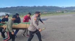 Proses evakuasi jenazah Bharatu Anumerta Muhammad Kurniadi Sutio, dari Kabupaten Pegunungan Bintang ke Jayapura, Papua, Minggu 26 September 2021. (Courtesy: Kapolres Pegunungan Bintang)