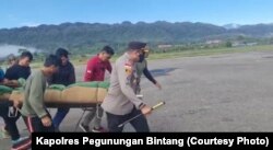 The process of evacuating the body of Bharatu Posthumously Muhammad Kurniadi Sutio, from the Bintang Mountains Regency to Jayapura, Papua, Sunday 26 September 2021. (Courtesy: Bintang Mountains Police Chief)