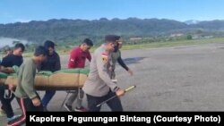 Proses evakuasi jenazah Bharatu Anumerta Muhammad Kurniadi Sutio, dari Kabupaten Pegunungan Bintang ke Jayapura, Papua, pada 26 September 2021. (Foto: Courtesy Kapolres Pegunungan Bintang)