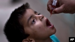 Un niño recibe una vacuna contra el polio. A pesar de estar erradicada en EE.UU., una misteriosa enfermedad parecida al polio ha afectado a cinco niños en California.