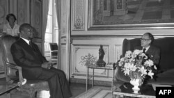 Le président français Valery Giscard d'Estaing rencontre le président de la République centrafricaine, Jean Bedel Bokassa, au palais de l'Elysée à Paris.