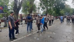 Polisi mengamankan seorang mahasiswa dalam aksi unjuk rasa penolakan UU Cipta Kerja yang diwarnai bentrokan antara mahasiswa dan polisi di Palu, Sulawesi Tengah, Kamis, 8 Oktober 2020. (Foto: VOA/Yoanes Litha)