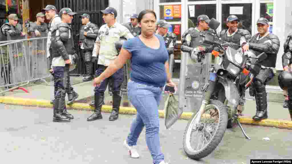Las medidas de seguridad que toman en cada jornada de juicio contra Leopoldo López, afectan a transeúntes que deben caminar por las calles para desplazarse por la zona. 