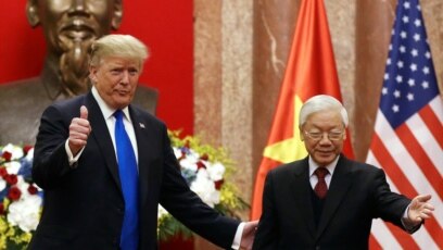 Tổng bí thư-Chủ tịch nước Việt Nam Nguyễn Phú Trọng và Tổng thống Mỹ Donald Trump tại Hà Nội hôm 27/2. Theo các chuyên gia, ông Trọng sẽ không tới thăm Mỹ trong năm nay vì lý do sức khỏe.