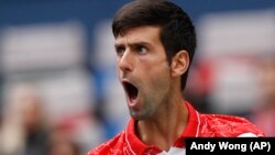 Novak Đoković reaguje posle osvajanja poena kojim je oduzeo Kevinu Andersonu servis u drugom setu četvrtfinala turnira u Šangaju (Foto: AP/Andy Wong)) 
