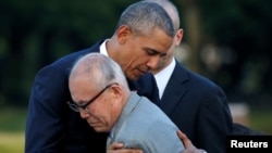 美國總統奧巴馬5月27日在日本廣島原爆炸紀念公園慰問一名原爆生還者。
