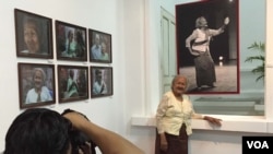 Em Theay poses for photos at the book launch and photo exhibit at National Museum in Phnom Penh, November 1, 2015. (Photo: Phorn Bopha/VOA Khmer)