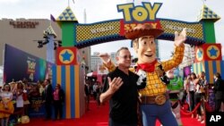 El actor Tom Hanks posa con su personaje Woody en el estreno de "Toy Story 4" en Los Ángeles, California, EE. UU., 11 de junio de 2019.