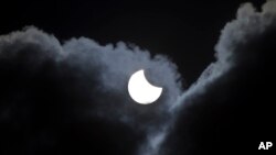 Así se pudo apreciar el eclipse solar en Kosovo.