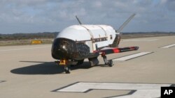 Tras estar meses en órbita, el X-37B puede regresar a la Tierra y descender en una pista como cualquier avión.