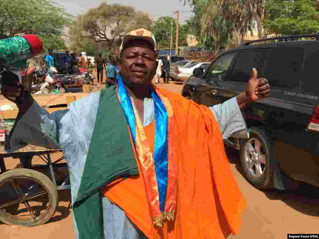 Un militant de l&#39;opposition devant le siège du MNSD, Niamey, 16 mars 2016. (VOA/Bagassi Koura)