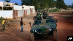 Binh sĩ Pháp trở về sau một cuộc tuần tra ở Sevare, khoảng 620 km (400 dặm) về phía bắc thủ đô Bamako, Mali.