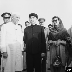 1954年6月28日，印度总理贾瓦哈拉尔·尼赫鲁和他的客人中国总理周恩来。尼赫鲁的女儿英迪拉·甘地在旁边。