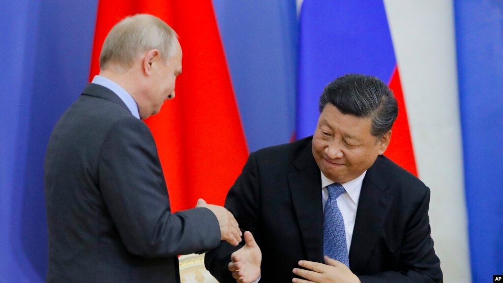 中国国家主席习近平6月6日在圣彼得堡出席接受圣彼得堡国立大学名誉博士学位仪式。俄罗斯总统普京与习近平握手。