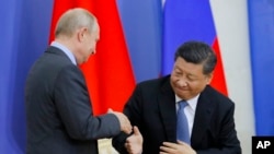 中国国家主席习近平6月6日在圣彼得堡出席接受圣彼得堡国立大学名誉博士学位仪式。俄罗斯总统普京与习近平握手。