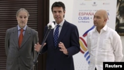 (L to R) Spain's ambassador to Cuba, Francisco Montalban; Spain's minister of industry, energy and tourism, Jose Manuel Soria; and Spain's secretary of state for commerce, Jaime Garcia-Legaz, attend a news conference in Havana, July 7, 2015. 